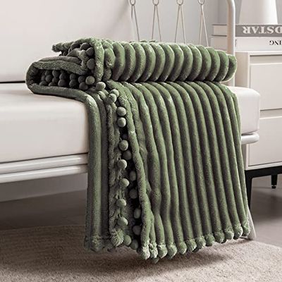 DISSA Manta de Forro Polar tamaño Individual, 51 x 63 Pulgadas, Color Verde Oliva, Suave, Afelpada, esponjosa, cálida, acogedora, sofá, Cama, sofá, con Flecos de pompón, Manta de Franela