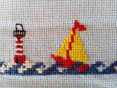 Coppia di asciugamani ricamati a punto croce con barchette – Coppia di asciugamani viso e ospite ricamati a mano – Asciugamani celesti - spugne 100% cotone made in Italy – Arredo bagno handmade