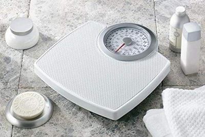 Salter 144 WHSVDR Pèse Personne Mécanique avec Aiguille, Balance Classique Haut de Gamme avec Grand Cadran Facile à Lire, Capacité 130KG, Métrique/Impériale, Sans Pile,Garantie 15 Ans, Blanc