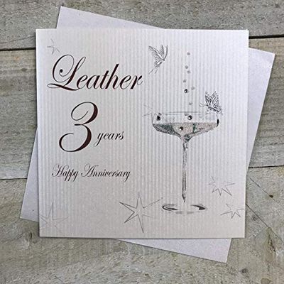 WHITE COTTON CARDS bd103 Coupe en Verre Inscription Happy Anniversary 'Leather'3 Ans Carte d'anniversaire Faite à la Main Blanc