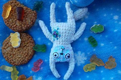 bambola pupazzo coniglietto di lana, ooak, animali di peluche, bambola d'arte, spilla coniglietto, stuffed animals pin crochet bunny easter brooch, plush rabbit