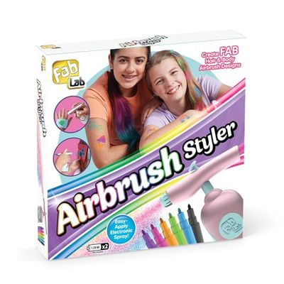 FabLab Coiffeur pour aérographe | Créez des motifs FAB pour cheveux et corps | Comprend des stylos à encre sans danger pour les cosmétiques, des pochoirs et une cape | Piles non incluses | À partir de