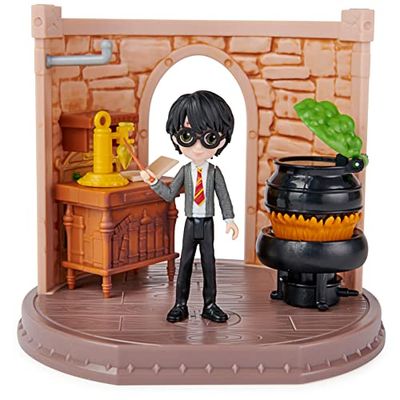 HARRY POTTER - WIZARDING WORLD - HARRY POTTER MAGICAL MINIS - Set Aula de las Pociones con 1 figura Harry Potter Exclusiva 8 cm y 3 Accesorios - 6061847 - Juguetes Niños 5 Años +