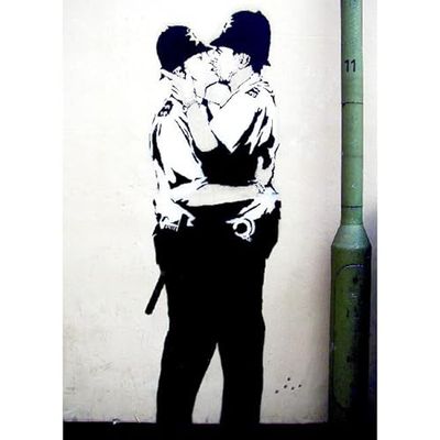 HOMEMANIA Quadro Ispirazioni D'Autore Bansky Poliziotti Bacio - Decorazione per Pareti, Muro - per Soggiorno, Camera - Stampa, Digitale, Disegno, Graffiti - Multicolore in Legno, Cotone, 50 x 70 x 3