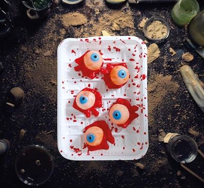 FIESTAS GUIRCA | Tray with 5 Eyes (18x13 cm) - Scary Decoration for Halloween and Horror Parties - Realistic Props for Events and Celebrations - Multicoloured