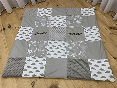 Kospu coperta da gioco patchwork coperta da gioco coperta per bambini splendidamente imbottita con nome e data ricamati, ideale come regalo 125x125