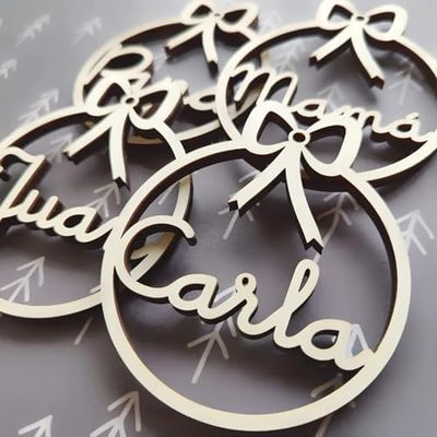 Palle di Natale in legno personalizzate 4 unità, spago incluso Decorazioni natalizie Ornamento Decorazioni natalizie da appendere per l'albero, unici e originali (Fiocco)