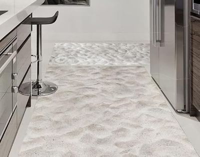 Tadi & Imperio1979 Tapis Vinyle PVC au Design numérique Sable Marin pour Salon, Cuisine, Salon, entrée, Salle de Bains ou Chambres avec Envers PVC antidérapant et Facile à Laver, Tons Beiges.