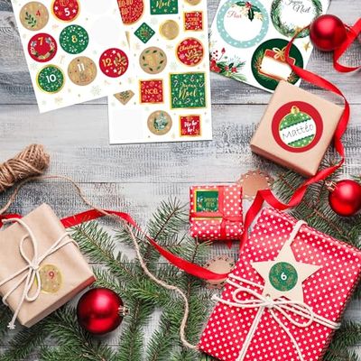 Avery, Lote de 12 etiquetas de regalo, 32 pegatinas decorativas y 24 etiquetas de calendario de adviento, tema tradicional verde y rojo