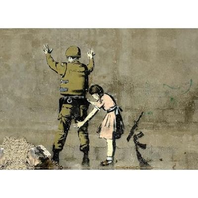 HOMEMANIA Quadro Ispirazioni D'Autore Bansky Poliziotto e Bambina - Decorazione per Pareti, Muro - per Soggiorno, Camera - Stampa, Digitale, Disegno, Graffiti - Multicolore in Legno, Cotone, 50 x 70 x 3