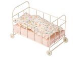 Maileg Micro Kinderbettchen aus Metall, 16 x 10 cm, rosa