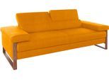 2,5-Sitzer W.SCHILLIG "finn", gelb (brandy s37), B:230cm H:71cm T:106cm, Flachgewebe S22 (100% Polyester);Stoff S37 (100% Polyester);Longlife Xtra-Leder Z59: Glattleder mit modischer Prägung. Hautstärke 0, 9 - 1, 1 mm, Sofas, German Design Award 2016, Fußgestell Nussbaum natur, Breite 230 cm