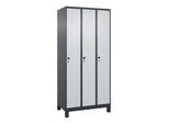 C+P Spind Classic PLUS, Füße, 3 Abteile, 1950x900x500mm, 7016/7035 Verschluss Sicherheits-Drehriegel 4 Garderobenhaken Trennwand mittig ; C + P Möbels (080010-30F|S10013)