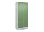 C+P Schließfachschrank Classic PLUS, Sockel, 2 Abteile, 1950x800x500mm, 7035/601 Innenhöhe Gefach oben (oberes 599 mm Front RAL 6011 Resedagrün ; C + (080020-223|S10006)