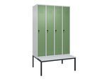 C+P Spind Classic PLUS, Bank, 4 Abteile, 2120x1200x815mm, 7035/6011 Verschluss Sicherheits-Drehriegel 3 Garderobenhaken Dekor Banklatten RAL 7035 Lic (0800507-40|S10036)