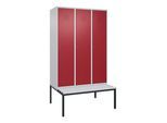 C+P Spind Classic PLUS, Bank, 3 Abteile, 2120x1200x815mm, 7035/3003 Verschluss Zylinderschloss 4 Garderobenhaken Dekor Banklatten RAL 7035 Lichtgrau (0800507-32|S10016)