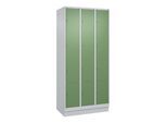 C+P Schließfachschrank Classic PLUS, Sockel, 3 Abteile, 1950x900x500mm, 7035/601 Innenhöhe Gefach oben (oberes 453 mm Front RAL 6011 Resedagrün ; C + (080020-304|S10006)