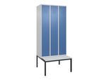 C+P Spind Classic PLUS, Bank, 3 Abteile, 2120x900x815mm, 7035/5023 Verschluss Zylinderschloss 3 Garderobenhaken Dekor Banklatten RAL 7035 Lichtgrau S (0800507-30|S10019)