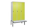C+P Spind Classic PLUS, Bank, 3 Abteile, 2120x1200x815mm, 7035/0024 Verschluss Sicherheits-Drehriegel 4 Garderobenhaken Dekor Banklatten RAL 7035 Lic (0800407-32|S10040)