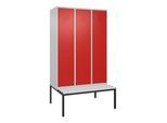 C+P Spind Classic PLUS, Bank, 3 Abteile, 2120x1200x815mm, 7035/3020 Verschluss Zylinderschloss 4 Garderobenhaken Dekor Banklatten RAL 7035 Lichtgrau (0800507-32|S10017)