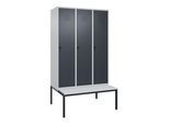 C+P Spind Classic PLUS, Bank, 3 Abteile, 2120x1200x815mm, 7035/7016 Verschluss Sicherheits-Drehriegel 4 Garderobenhaken Dekor Banklatten RAL 7035 Lic (0800507-32|S10038)