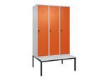 C+P Spind Classic PLUS, Bank, 3 Abteile, 2120x1200x815mm, 7035/2004 Verschluss Sicherheits-Drehriegel 4 Garderobenhaken Dekor Banklatten RAL 7035 Lic (0800507-32|S10121)