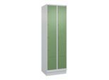 C+P Schließfachschrank Classic PLUS, Sockel, 2 Abteile, 1950x600x500mm, 7035/601 Innenhöhe Gefach oben (oberes 365 mm Front RAL 6011 Resedagrün ; C + (080020-205|S10006)