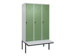 C+P Spind Classic PLUS, Bank, 3 Abteile, 2120x1200x815mm, 7035/6011 Verschluss Sicherheits-Drehriegel 4 Garderobenhaken Dekor Banklatten RAL 7035 Lic (0800407-32|S10036)