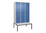 C+P Spind Classic PLUS, Bank, 3 Abteile, 2120x1200x815mm, 7035/5023 Verschluss Sicherheits-Drehriegel 4 Garderobenhaken Dekor Banklatten RAL 7035 Lic (0800507-32|S10035)