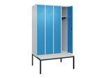 C+P Spind Classic PLUS, Bank, 4 Abteile, 2120x1200x815mm, 7035/5012 Verschluss Zylinderschloss 3 Garderobenhaken Dekor Banklatten RAL 7035 Lichtgrau (0800507-40|S10019)