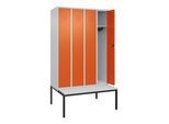C+P Spind Classic PLUS, Bank, 4 Abteile, 2120x1200x815mm, 7035/2004 Verschluss Zylinderschloss 3 Garderobenhaken Dekor Banklatten RAL 7035 Lichtgrau (0800507-40|S10122)