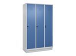C+P Spind Classic PLUS, Sockel, 3 Abteile, 1950x1200x500mm, 7035/5023 Verschluss Sicherheits-Drehriegel 4 Garderobenhaken ; C + P Möbelsysteme (080020-32|S10005)