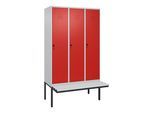 C+P Spind Classic PLUS, Bank, 3 Abteile, 2120x1200x815mm, 7035/3020 Verschluss Sicherheits-Drehriegel 4 Garderobenhaken Dekor Banklatten RAL 7035 Lic (0800407-32|S10032)