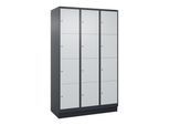 C+P Schließfachschrank Classic PLUS, Sockel, 3 Abteile, 1950x1200x500mm, 7016/70 Innenhöhe Gefach oben (oberes 453 mm Front RAL 7035 Lichtgrau ; C + P (080020-324|S10016)