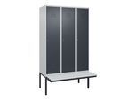 C+P Spind Classic PLUS, Bank, 3 Abteile, 2120x1200x815mm, 7035/7016 Verschluss Zylinderschloss 4 Garderobenhaken Dekor Banklatten RAL 7035 Lichtgrau (0800407-32|S10023)