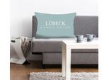 Dekokissen QUEENCE "Lübeck", blau (türkis, bedruckt), B:40cm L:60cm, Polyester, Dekokissen_Sitzkissen_Kissenhüllen, Kissenhülle,Türkiser Hintergrund,Lübeck Schriftzug,Koordinaten