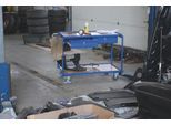 Leichter Tischwagen, Stahl/MDF-Platte, Enzianblau/Buche-Dekor, 2 Etagen, L 985 x B 605 mm, 2 Schubladen, TPE-Rollen mit EasySTOP, bis 250 kg