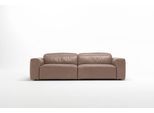 2,5-Sitzer EGOITALIANO "Beverly, Designsofa mit erstklassigem Sitzkomfort und tollen Details", beige (safari), B:242cm H:95cm T:109cm, Leder NUVOLE (Echtes Rindsleder). Halbnatürliches, halbnarbiges Rindsleder mit einer natürlichen Körnung von 1, 2 bis 1, 4 mm. Dieses Leder hat eine weiche, wachsartige Haptik mit mattem Aussehen und einem Wolkeneffekt. Es handelt sich um ein Naturleder, das die ur