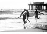 Acrylglasbild QUEENCE "Surfer am Strand", schwarz (farbe bild(er): schwarz), B:150cm H:150cm T:2,4cm, Bilder, Acrylglasbild, Fine Art-Print in Galeriequalität