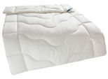 Kunstfaserbettdecke BECO "EcoWell Bettdecken Blauer Engel zertifiziert Für Sommer und Winter", beige (natur), B:135cm L:200cm, Obermaterial: 100% Polyester, Bettdecken, Kunstfaserbettdecke, Bettdecke 135x200 cm, 155x220 cm und weitere Größen