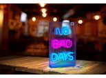 NÄVE LED Dekolicht "NO BAD DAYS", transparent, 1, H: 18cm, 1 Stk., Leuchten, Schriftzug beleuchtet blau rot, Tisch- Wandfunktion, transparent, USB