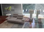 3-Sitzer CALIA ITALIA "Toby Wing, 208 cm breit, Designsofa mit hohem Sitzkomfort", grau (sabbia quebec), B:208cm H:90cm T:113cm, Synthetische Faser (100% Polyester), Sofas, inklusive Sitztiefenverstellung, Füße in Chrom glänzend