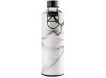Trinkflasche EQUA "Mismatch Stone", schwarz-weiß (altweiß, schwarz), H:25cm, Borosilikatglas, Trinkflaschen, Trinkflasche, Borosilikatglas, mit Kunstlederhülle und Metallgriff, 750 ml