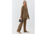 Texturierte Strick-Coordination mit V-Ausschnitt-Cardigan und weitem Hosen.