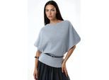 Gestrickter Pullover mit Rippstruktur und Gürtel am Rundhals