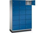 C+P Schliessfachschrank Cambio, 3 Abteile, 18 Fächer, mit Sockel, B 1200 x T 525 x H 1980 mm, weissaluminium/enzianblau