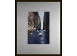 Bild QUEENCE "Trend Wandbild, Wandkunst, Kunstdruck "Meer und Boote", blau (farbe rahmen: schwarz, farbe bild(er): silber), B:40cm H:30cm T:1,5cm, Aluminium, Bilder, Bild, inkl. Passepartout aus hochwertigem Aluminium und schwarzem Rahmen