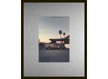 Bild QUEENCE "Trend Wandbild, Wandkunst, Kunstdruck "Rennwagen in Palm Springs", farbe rahmen: schwarz, farbe bild(er): silber, B:40cm H:30cm T:1,5cm, Aluminium, Bilder, Bild, inkl. Passepartout aus hochwertigem Aluminium und schwarzem Rahmen