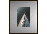Bild QUEENCE "Trend Wandbild, Wandkunst, Kunstdruck "Frau auf Segelboot", farbe rahmen: schwarz, farbe bild(er): silber, B:50cm H:40cm T:1,5cm, Aluminium, Bilder, Bild, inkl. Passepartout aus hochwertigem Aluminium und schwarzem Rahmen
