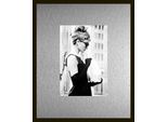 Bild QUEENCE "Trend Wandbild, Wandkunst, Kunstdruck "Audrey Hepburn", farbe rahmen: schwarz, farbe bild(er): silber, B:40cm H:30cm T:1,5cm, Aluminium, Bilder, Bild, inkl. Passepartout aus hochwertigem Aluminium und schwarzem Rahmen